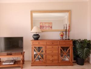 salon z komodą i lustrem w obiekcie El Mirador de Estepona w mieście Estepona