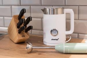 Příslušenství pro přípravu čaje a kávy v ubytování Ferienwohnungen in Wald und Flur - Wohnung Wald