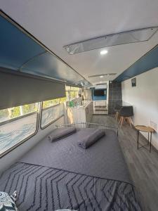 Posezení v ubytování Couples Getaway Bus