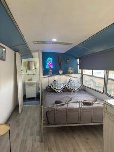 Postel nebo postele na pokoji v ubytování Couples Getaway Bus