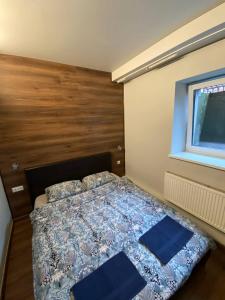 Un dormitorio con una cama con cabecero de madera. en EksPorta Apartments 2, en Riga