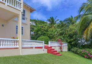 una villa con balcone e scale per raggiungere una casa di Beautiful 5-bed villa with views and pool - Decaj villa a Cap Estate