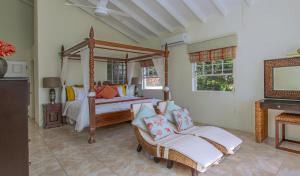 Letto o letti in una camera di Beautiful 5-bed villa with views and pool - Decaj villa