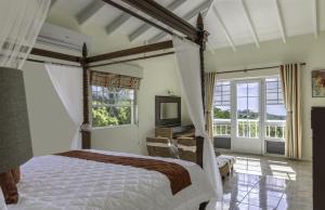 Letto o letti in una camera di Beautiful 5-bed villa with views and pool - Decaj villa