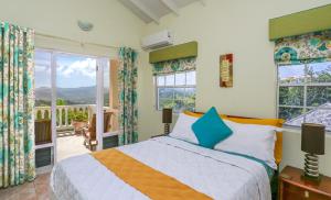 Letto o letti in una camera di Beautiful 5-bed villa with views and pool - Decaj villa
