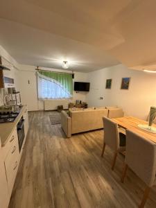 Kuchyňa alebo kuchynka v ubytovaní Apartmani Poljančić