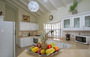 Cucina o angolo cottura di Beautiful 5-bed villa with views and pool - Decaj villa
