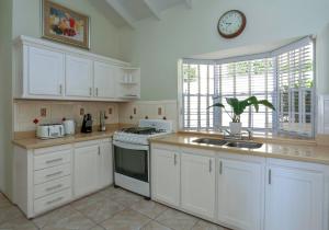 Cucina o angolo cottura di Beautiful 5-bed villa with views and pool - Decaj villa