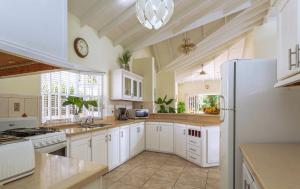 Cucina o angolo cottura di Beautiful 5-bed villa with views and pool - Decaj villa