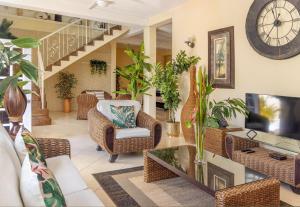 Area soggiorno di Beautiful 5-bed villa with views and pool - Decaj villa