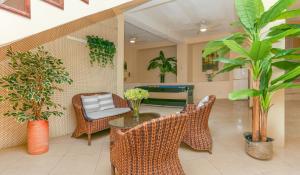 Area soggiorno di Beautiful 5-bed villa with views and pool - Decaj villa