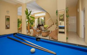 Tavolo di biliardo di Beautiful 5-bed villa with views and pool - Decaj villa