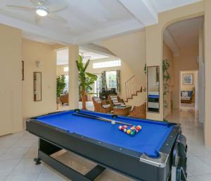 Tavolo di biliardo di Beautiful 5-bed villa with views and pool - Decaj villa
