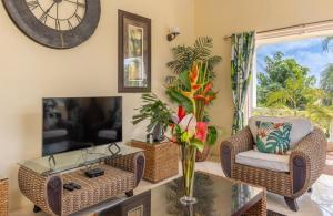 Area soggiorno di Beautiful 5-bed villa with views and pool - Decaj villa