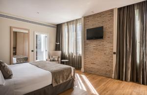 A bed or beds in a room at Catalonia Gran Vía Madrid