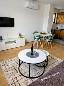 un salon avec une table et deux chaises dans l'établissement Apartman Baljak, à Livno 18 autres photos
