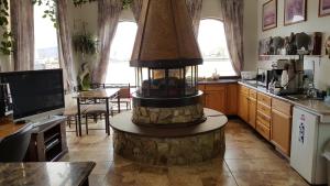 una cocina con una gran chimenea en el medio de una habitación en Big Chief Motel en Battle Mountain