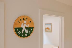 eine Uhr, die an einer Wand in einem Raum hängt in der Unterkunft Nordic Haus - Luxury Wears Valley - Hot Tub - 5mins to GSMNPark in Sevierville