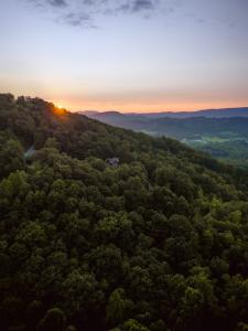 eine Luftaufnahme eines Waldes bei Sonnenuntergang in der Unterkunft Nordic Haus - Luxury Wears Valley - Hot Tub - 5mins to GSMNPark in Sevierville