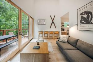 ein Wohnzimmer mit Sofa und Tisch in der Unterkunft Nordic Haus - Luxury Wears Valley - Hot Tub - 5mins to GSMNPark in Sevierville