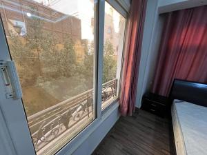 um quarto com uma janela com uma cama e uma cama em Duplex for rent in Choueifat, Fifth Settlement em Cairo