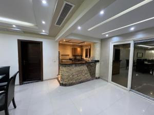 uma grande sala de estar com balcão e cozinha em Duplex for rent in Choueifat, Fifth Settlement em Cairo