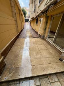 um beco vazio entre dois edifícios em Duplex for rent in Choueifat, Fifth Settlement em Cairo