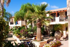 a palm tree in front of a building at Residence Casa Del Mar Sicilia in Marina di Modica