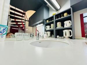 Příslušenství pro přípravu čaje a kávy v ubytování Tomamu Hostel