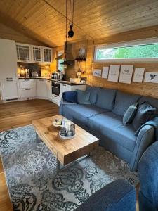 un soggiorno con un divano blu e un tavolo di Tiny House "Wolke 7" a Göhren-Lebbin