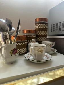Příslušenství pro přípravu čaje a kávy v ubytování The Cozy Corner Windhoek 24 Hours