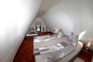 a attic room with two beds and two lamps at Ferienhaus in Waren Müritz in Warenshof