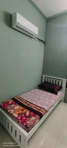 Una cama o camas en una habitación de Homestay Lumut Perak