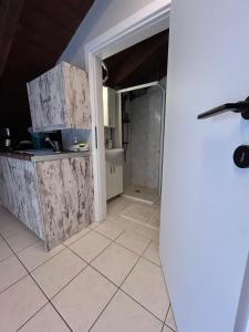 kuchnia z blatem i podłogą wyłożoną kafelkami w obiekcie Lazarus Beach Sofitas w mieście Monemwasia +1 zdjęcie