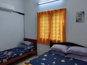Katil atau katil-katil dalam bilik di Homestay Lumut Perak