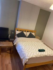 Ένα ή περισσότερα κρεβάτια σε δωμάτιο στο Home away from Home +5 φωτογραφίες