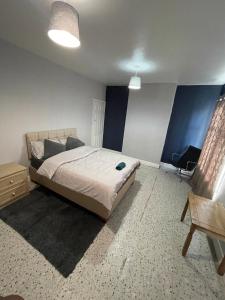 Ένα ή περισσότερα κρεβάτια σε δωμάτιο στο Home away from Home