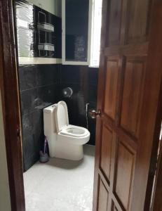 Ένα μπάνιο στο Jatujak Bangkok guesthouse R3