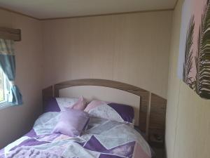 Postel nebo postele na pokoji v ubytování Purple Jasper + 37 fotografií