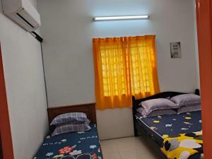 Una cama o camas en una habitación de Homestay Lumut Perak 11 fotos más