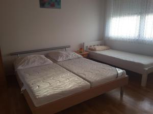 ein Schlafzimmer mit zwei Betten und einem Fenster in der Unterkunft Haus Hopp - Bungalow in Dahme