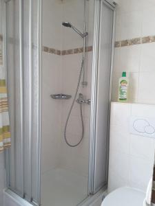 eine Dusche mit Glastür im Badezimmer in der Unterkunft Haus Hopp - Bungalow in Dahme + 3 Fotos