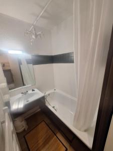Zdjęcie z galerii obiektu Studio rénové au pied des pistes La Rosiere w mieście Montvalezan