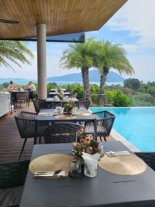 Bazén v ubytování Elite Atoll Serviced Apartments Phuket nebo v jeho okolí