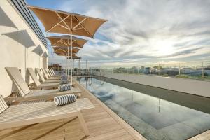 マラガにあるSercotel Rosaleda Málagaの屋根の一列の椅子