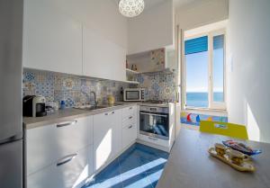 Η κουζίνα ή μικρή κουζίνα στο La Casetta sul Mare +11 φωτογραφίες