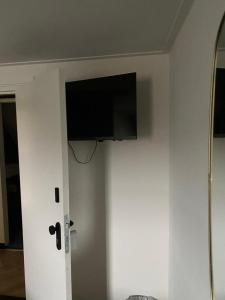 TV a/nebo společenská místnost v ubytování B&B Catharinenburg Golf & Wellness