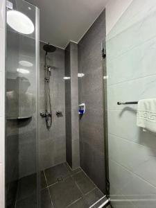 eine Dusche mit Glastür im Badezimmer in der Unterkunft Sheryll Escapes - La Grande 406 cozy 1 bedroom Wi-Fi and Netflix in Angeles