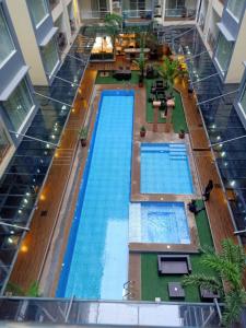 einen Blick über zwei Pools in einem Gebäude in der Unterkunft Sheryll Escapes - La Grande 406 cozy 1 bedroom Wi-Fi and Netflix in Angeles