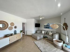 a living room with a couch and a table at Villa ensoleillée in Ifach